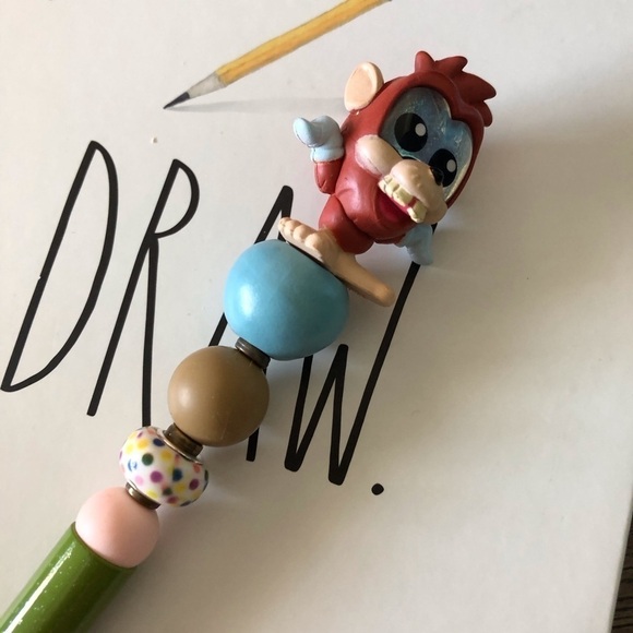 Disney Doorables: A Goofy Movie: Bigfoot handmade beaded pen - Picture 3 of 3